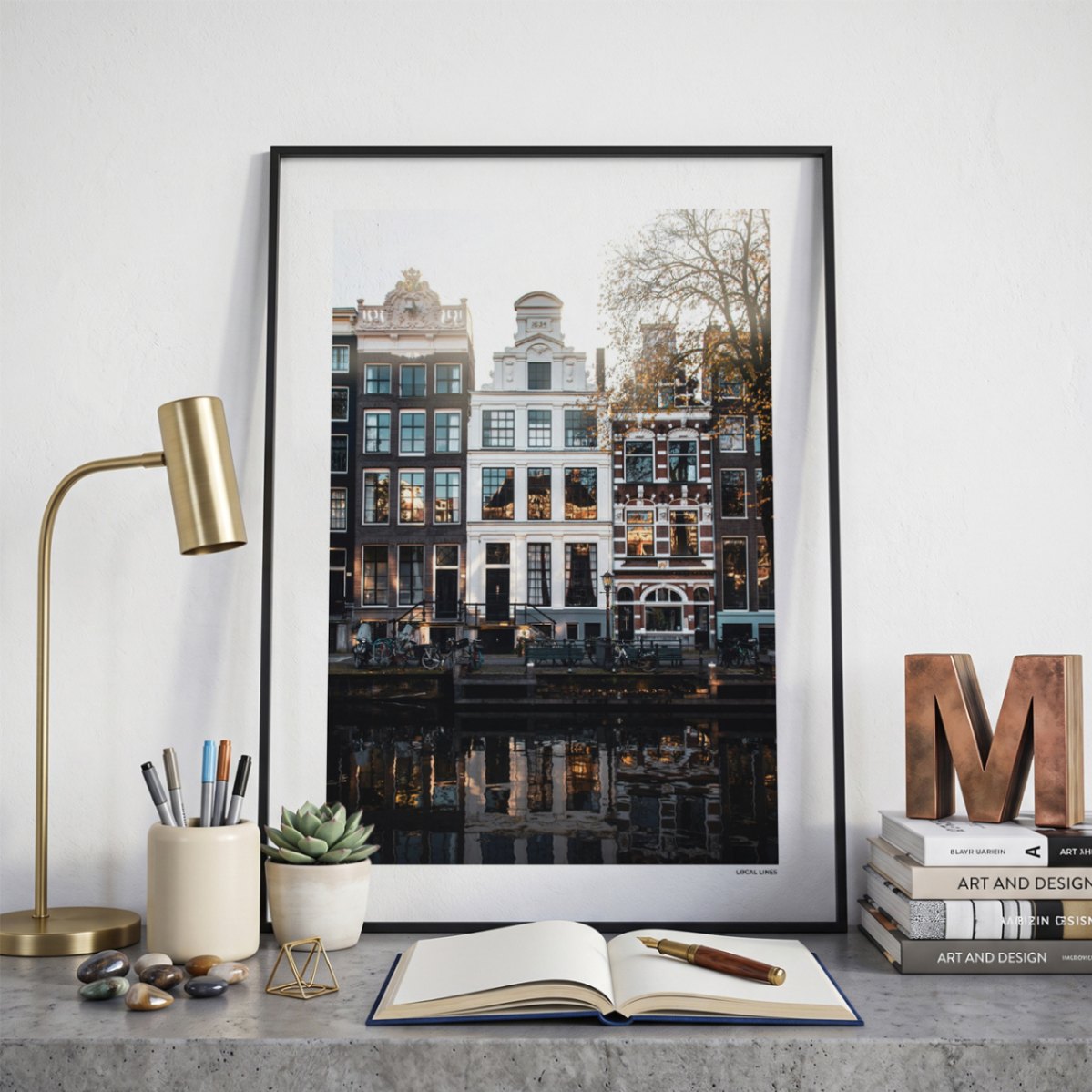 Amsterdam Grachtpanden fotoposter op bureau in kamer - Kleur