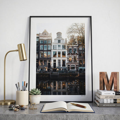 Amsterdam Grachtpanden fotoposter op bureau in kamer - Kleur
