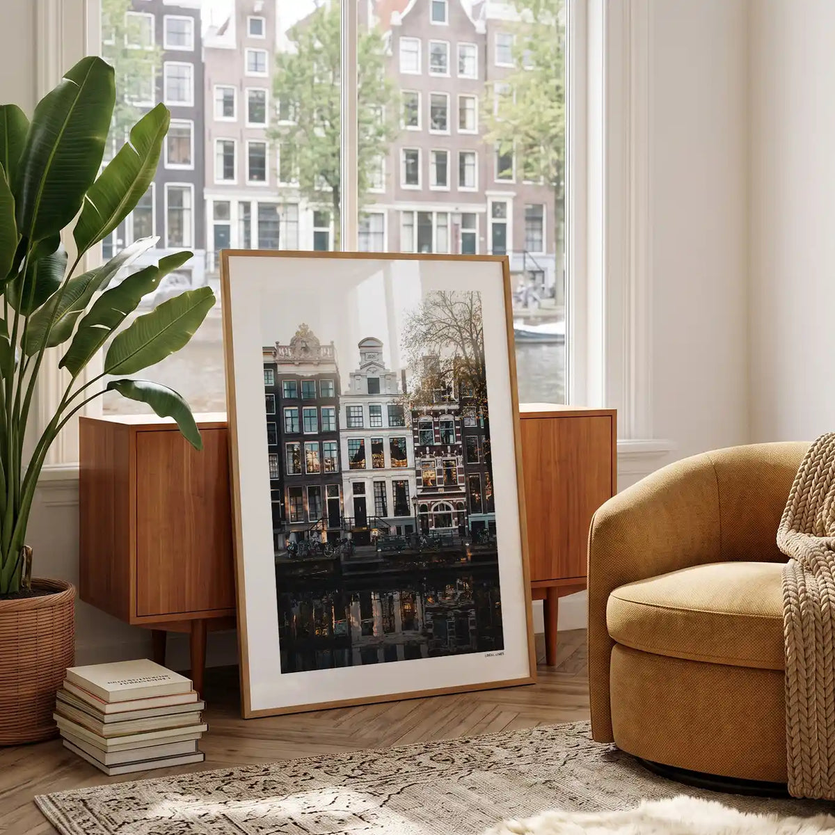 Amsterdam Grachtpanden fotoposter in woonkamer interieur - Kleur