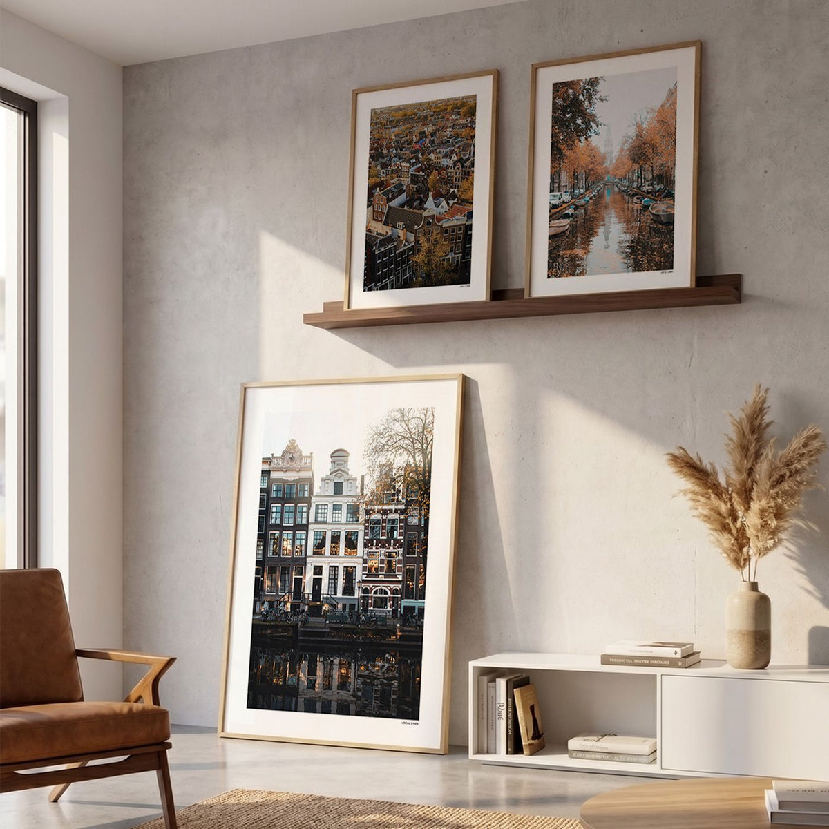 Drie fotoposters in woonkamer interieur - Kleur