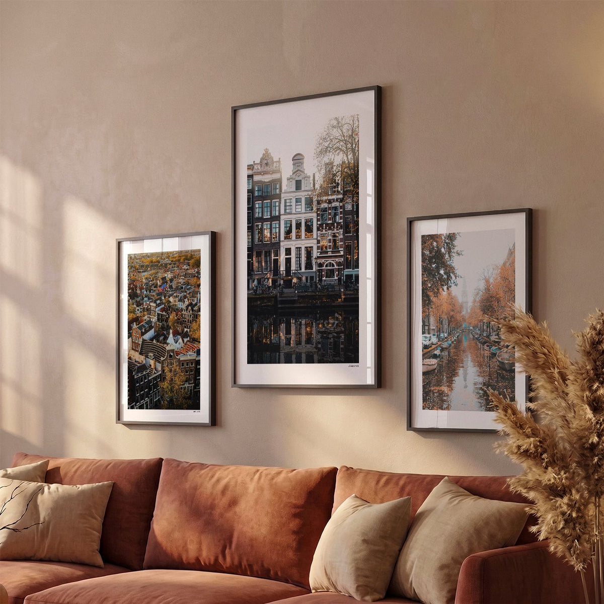 Drie Amsterdam Grachtpanden fotoposters boven bank wanddecoratie - Kleur