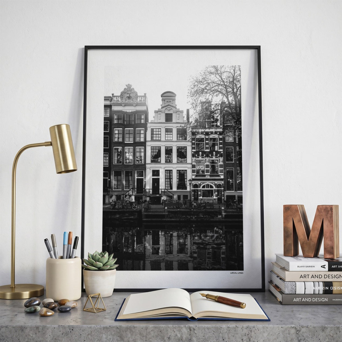 Amsterdam Grachtpanden fotoposter op bureau in kamer - Zwart-Wit