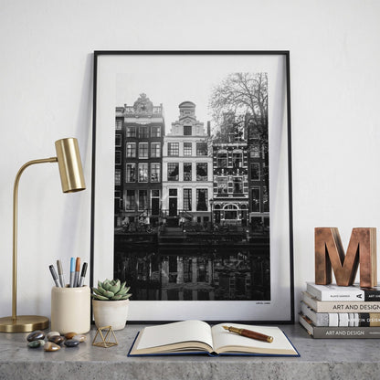 Amsterdam Grachtpanden fotoposter op bureau in kamer - Zwart-Wit