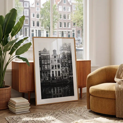 Amsterdam Grachtpanden fotoposter in woonkamer interieur - Zwart-Wit