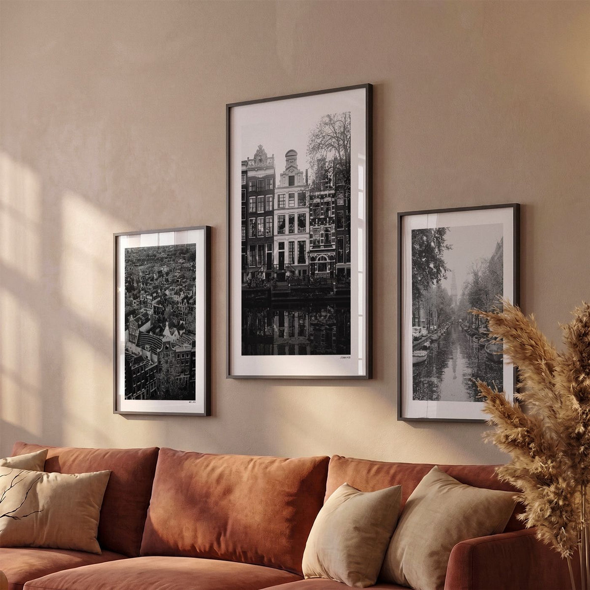 Drie Amsterdam Grachtpanden fotoposters boven bank wanddecoratie - Zwart-Wit