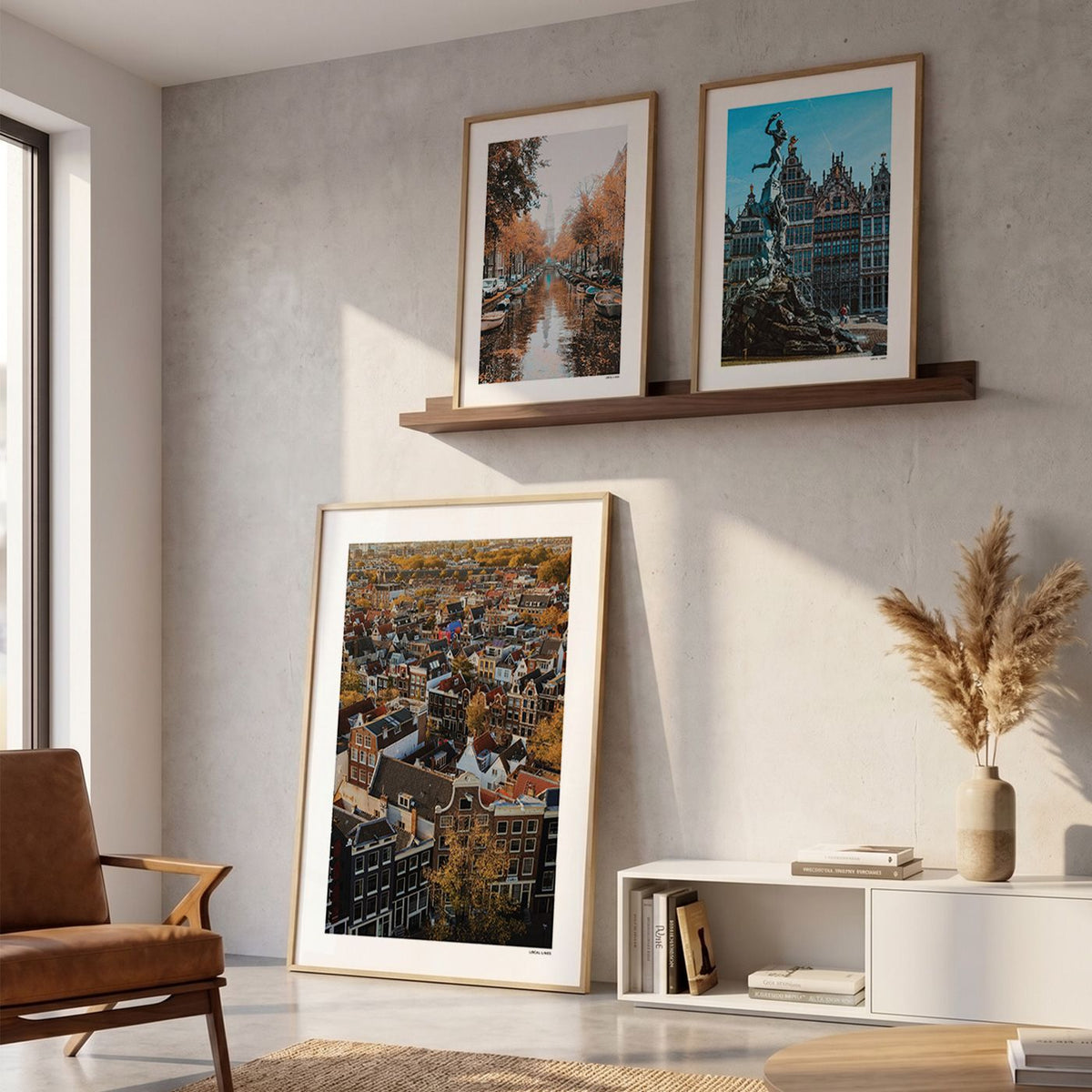 Drie fotoposters in woonkamer interieur - Kleur