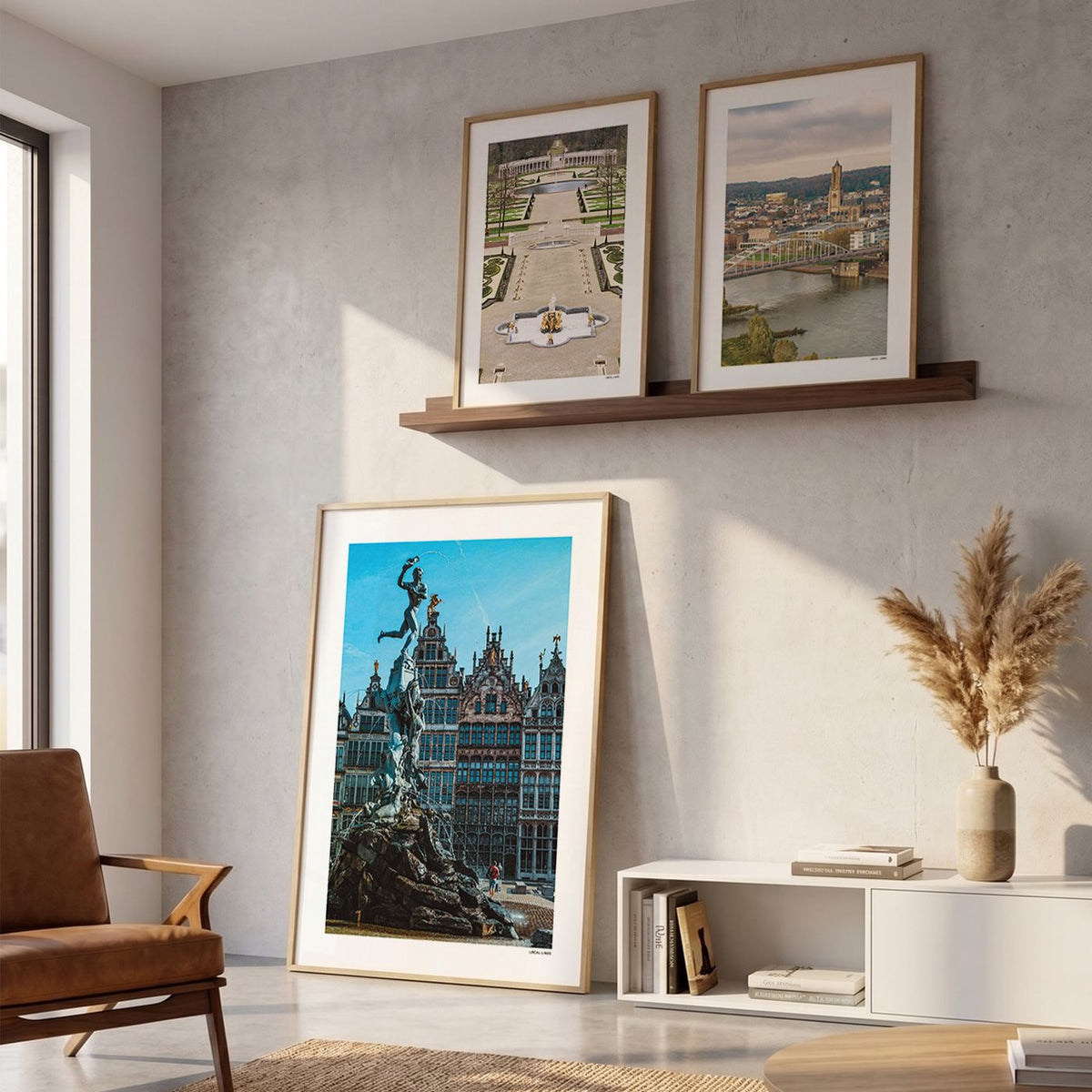 Drie fotoposters in woonkamer interieur - Kleur