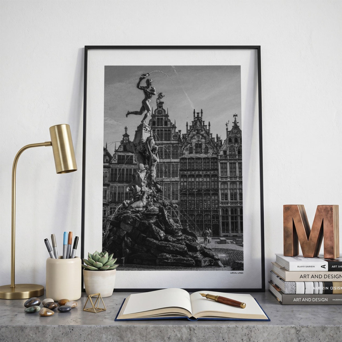 Antwerpen Klassiek fotoposter op bureau in kamer - Zwart-Wit