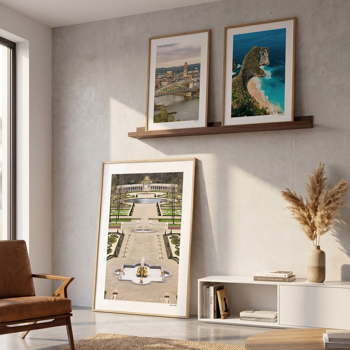 Drie fotoposters in woonkamer interieur - Kleur