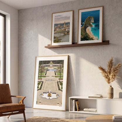 Drie fotoposters in woonkamer interieur - Kleur