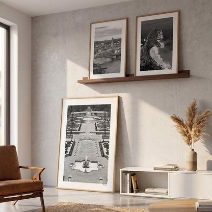 Drie fotoposters in woonkamer interieur - Zwart-Wit