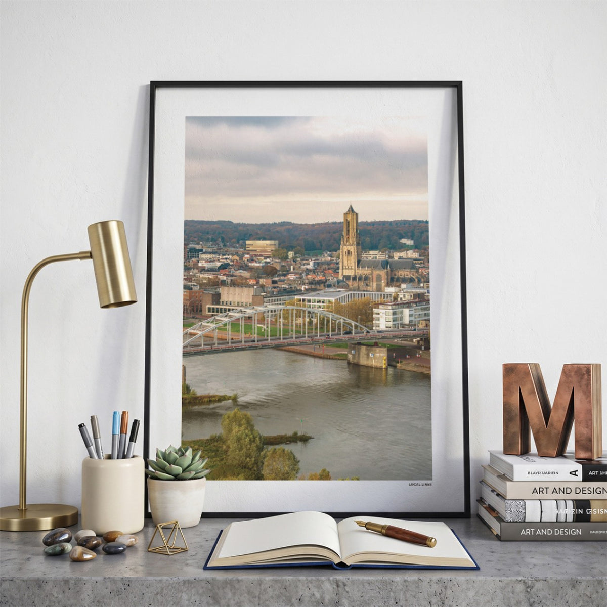 Arnhem Klassiek fotoposter op bureau in kamer - Kleur