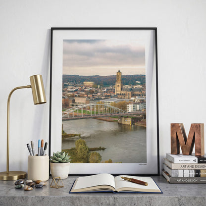 Arnhem Klassiek fotoposter op bureau in kamer - Kleur
