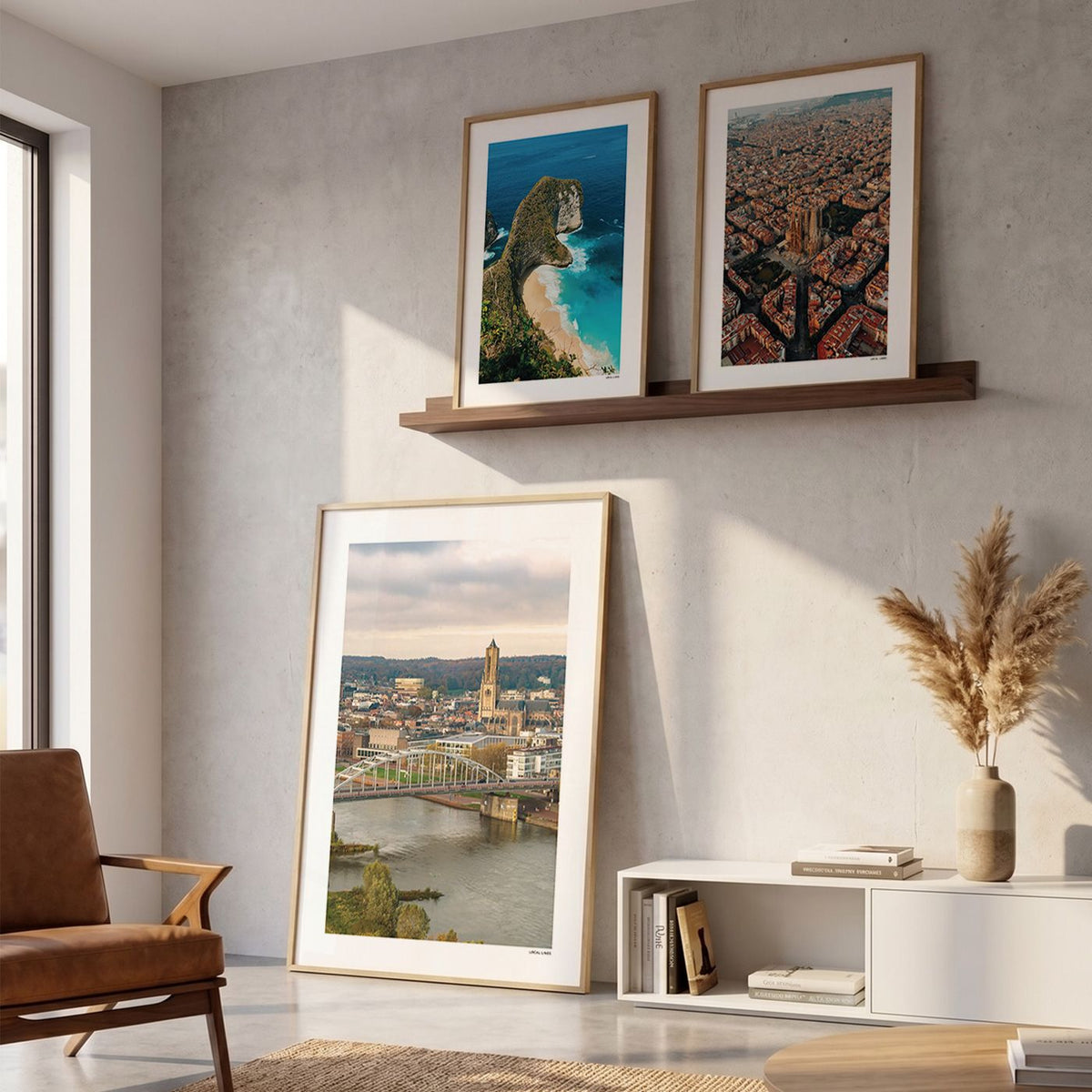 Drie fotoposters in woonkamer interieur - Kleur