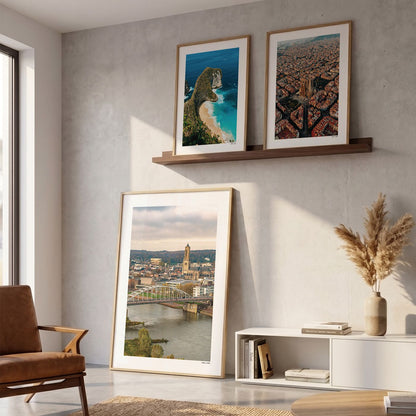 Drie fotoposters in woonkamer interieur - Kleur