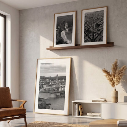 Drie fotoposters in woonkamer interieur - Zwart-Wit