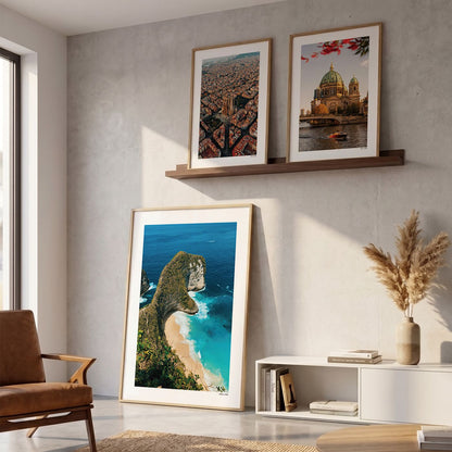 Drie fotoposters in woonkamer interieur - Kleur