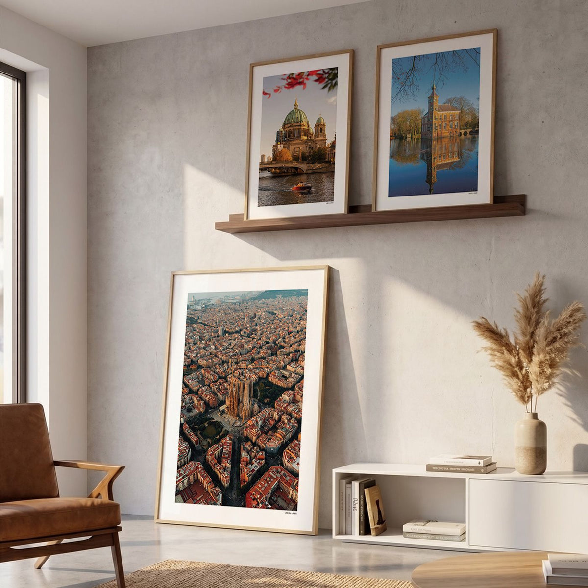 Drie fotoposters in woonkamer interieur - Kleur