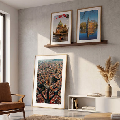 Drie fotoposters in woonkamer interieur - Kleur
