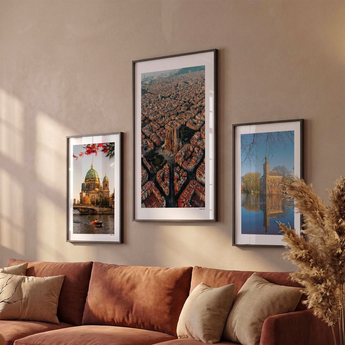 Drie Barcelona Klassiek fotoposters boven bank wanddecoratie - Kleur