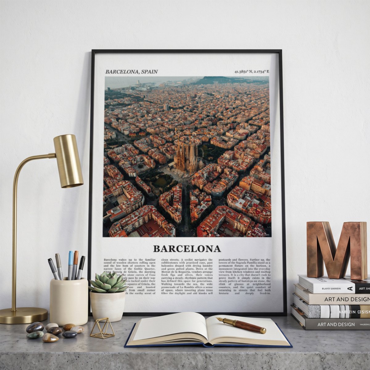 Ingelijste Barcelona Fotoposter – Kleur op een bureau in zwarte fotolijst