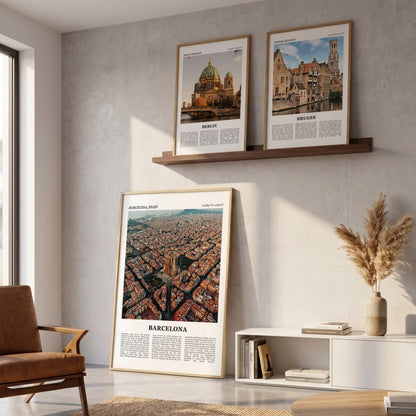 Drie ingelijste posters boven de bank in de woonkamer met Barcelona Fotoposter – Kleur in het groot