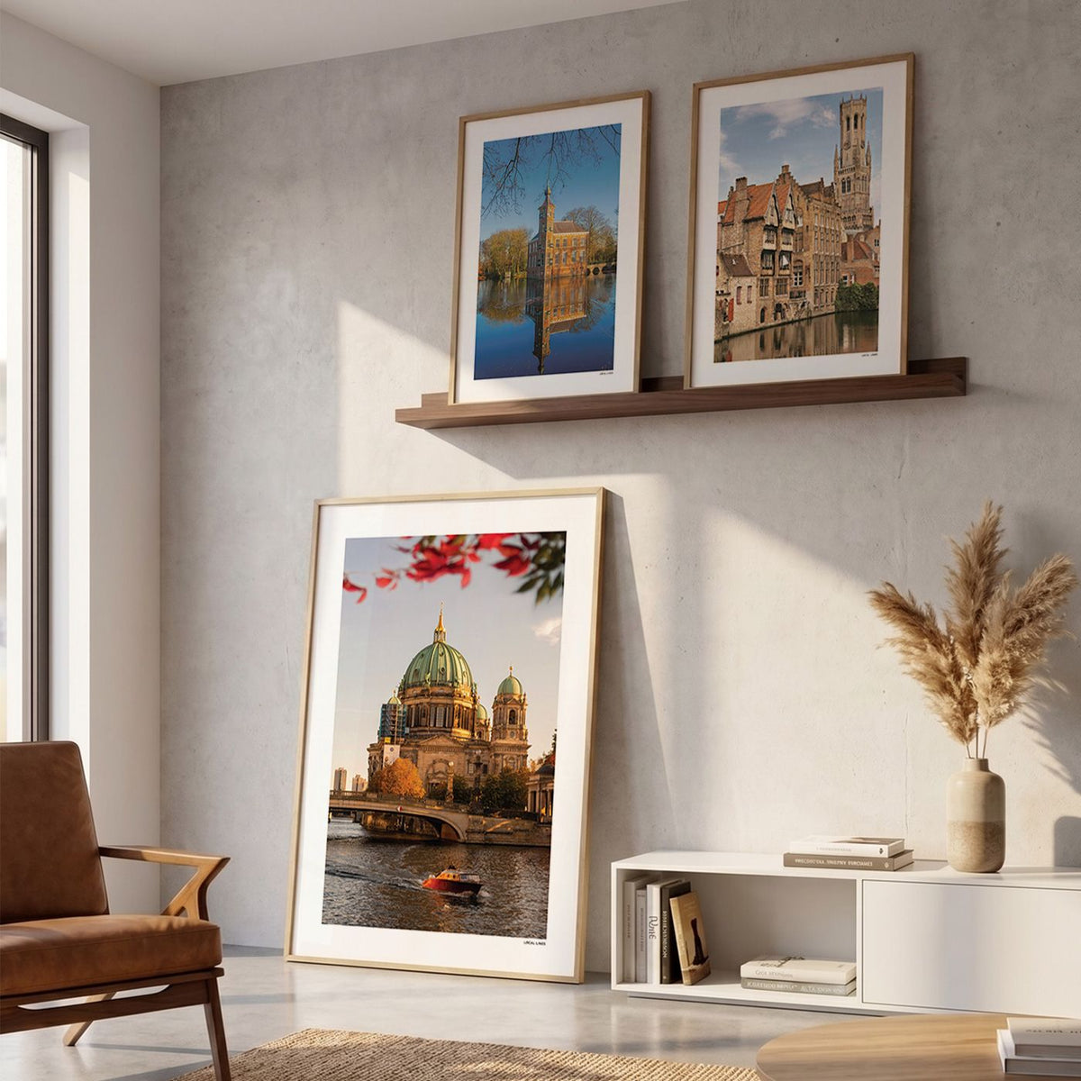 Drie fotoposters in woonkamer interieur - Kleur