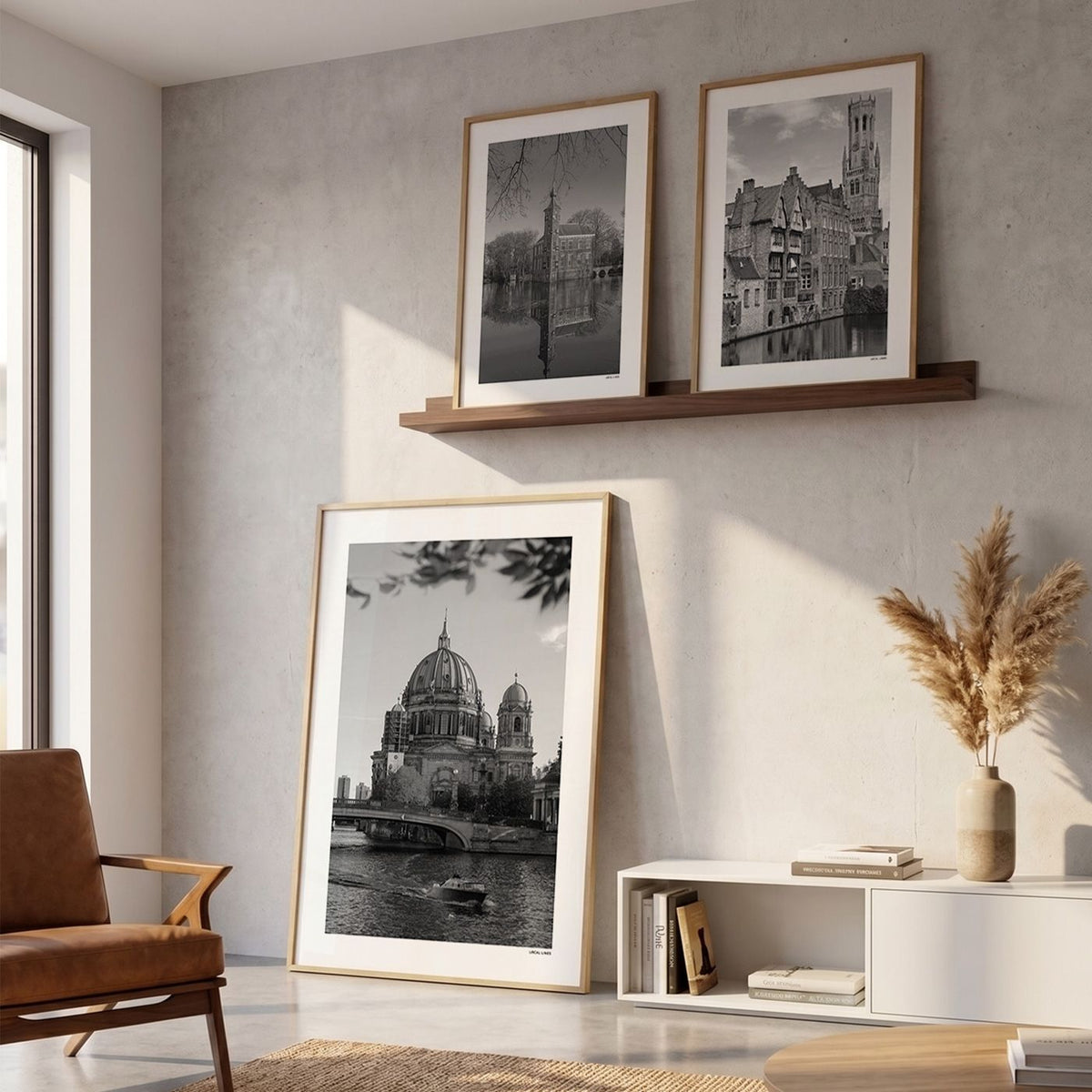 Drie fotoposters in woonkamer interieur - Zwart-Wit