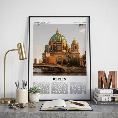 Ingelijste Berlijn Fotoposter – Kleur op een bureau in zwarte fotolijst