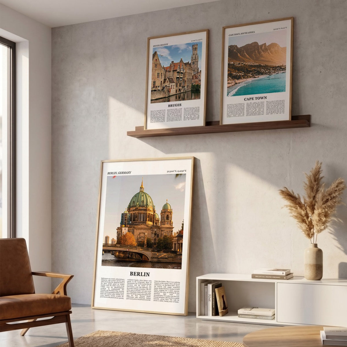 Drie ingelijste posters boven de bank in de woonkamer met Berlijn Fotoposter – Kleur in het groot