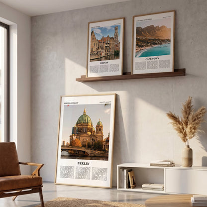 Drie ingelijste posters boven de bank in de woonkamer met Berlijn Fotoposter – Kleur in het groot