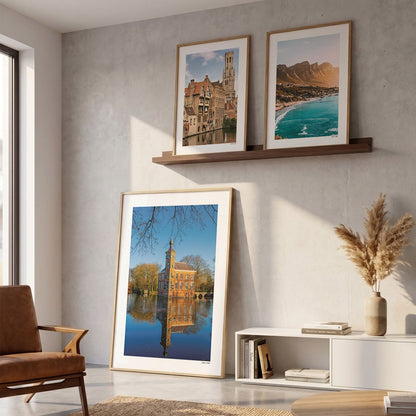 Drie fotoposters in woonkamer interieur - Kleur