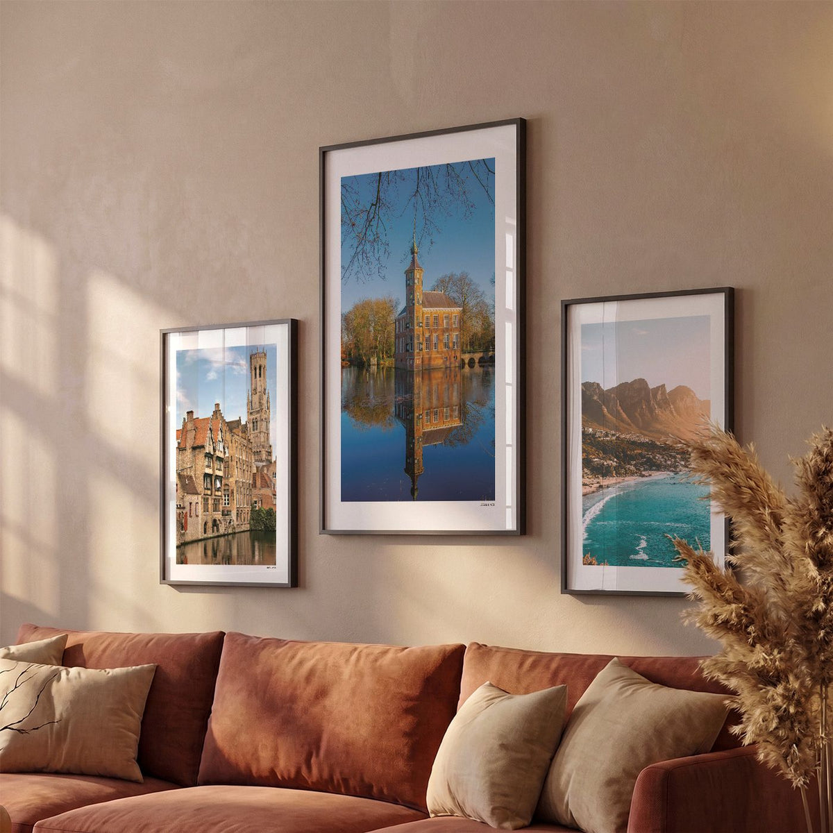Drie Breda Klassiek fotoposters boven bank wanddecoratie - Kleur