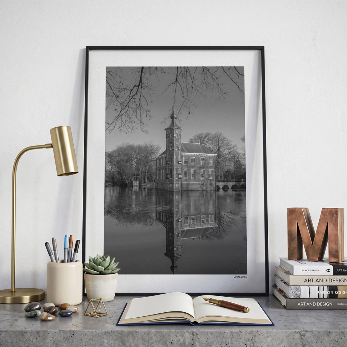 Breda Klassiek fotoposter op bureau in kamer - Zwart-Wit