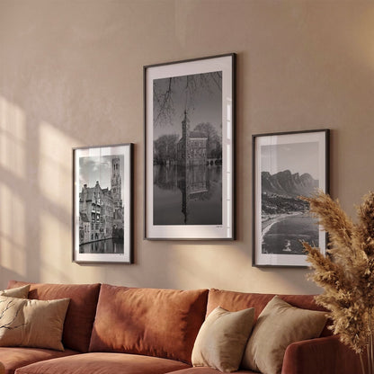 Drie Breda Klassiek fotoposters boven bank wanddecoratie - Zwart-Wit