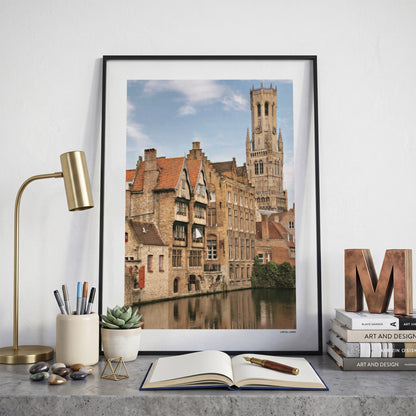 Brugge Klassiek fotoposter op bureau in kamer - Kleur