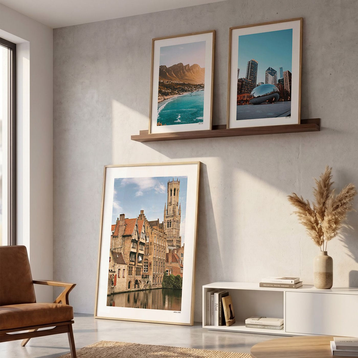 Drie fotoposters in woonkamer interieur - Kleur