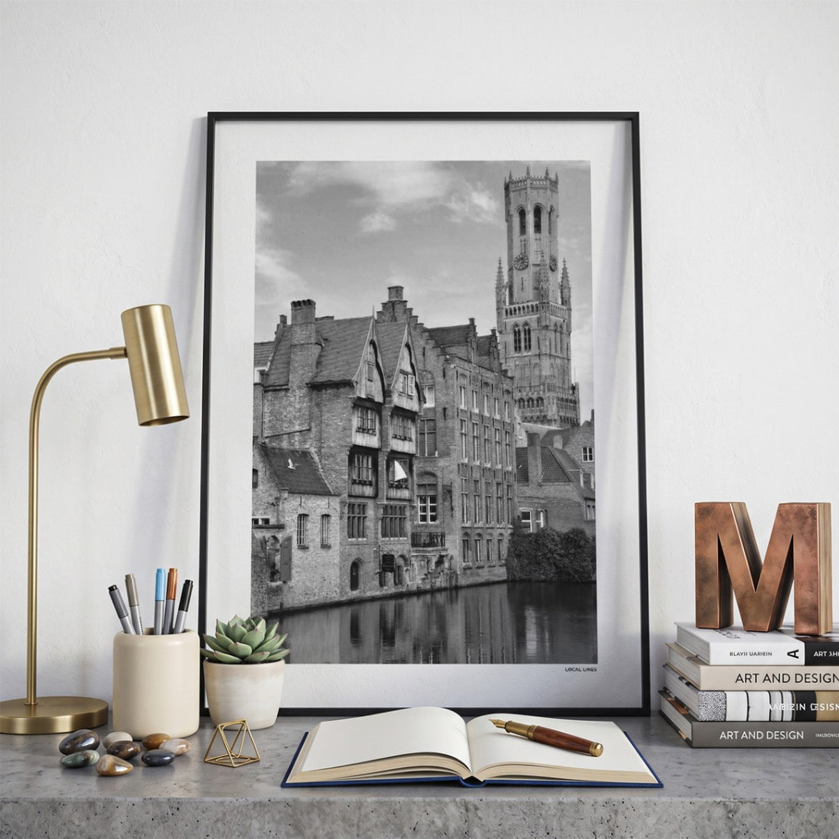Brugge Klassiek fotoposter op bureau in kamer - Zwart-Wit
