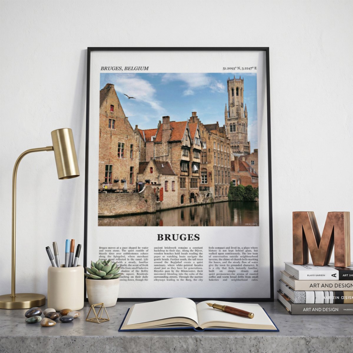 Ingelijste Brugge Fotoposter – Kleur op een bureau in zwarte fotolijst