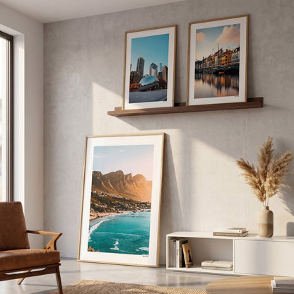 Drie fotoposters in woonkamer interieur - Kleur