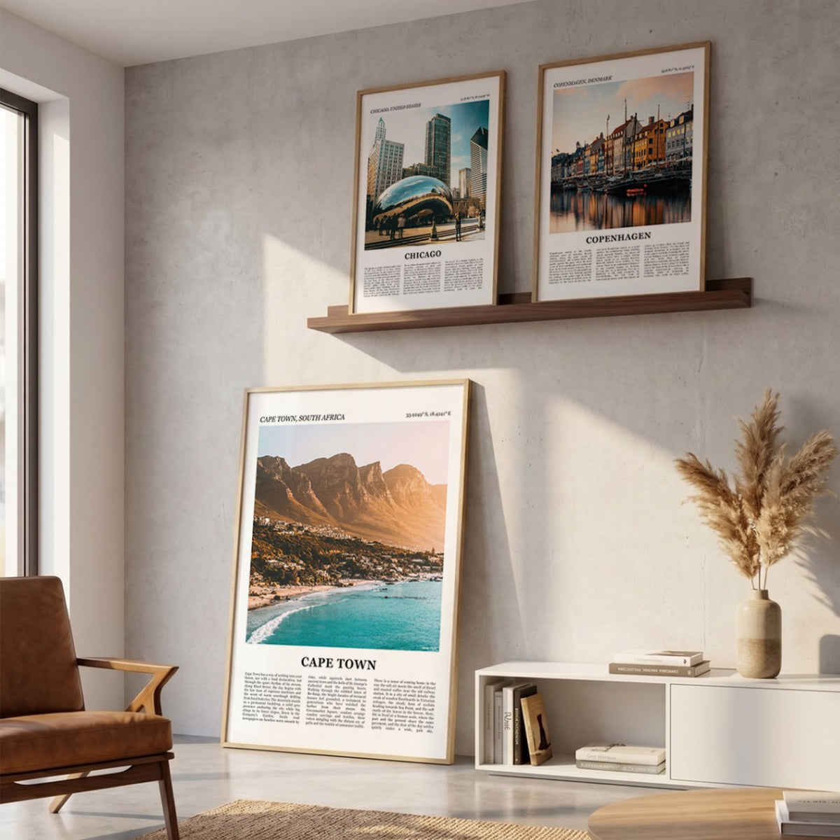 Drie ingelijste posters boven de bank in de woonkamer met Kaapstad Fotoposter – Kleur in het groot