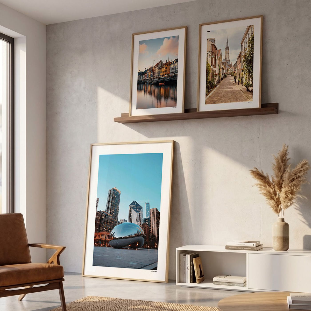 Drie fotoposters in woonkamer interieur - Kleur
