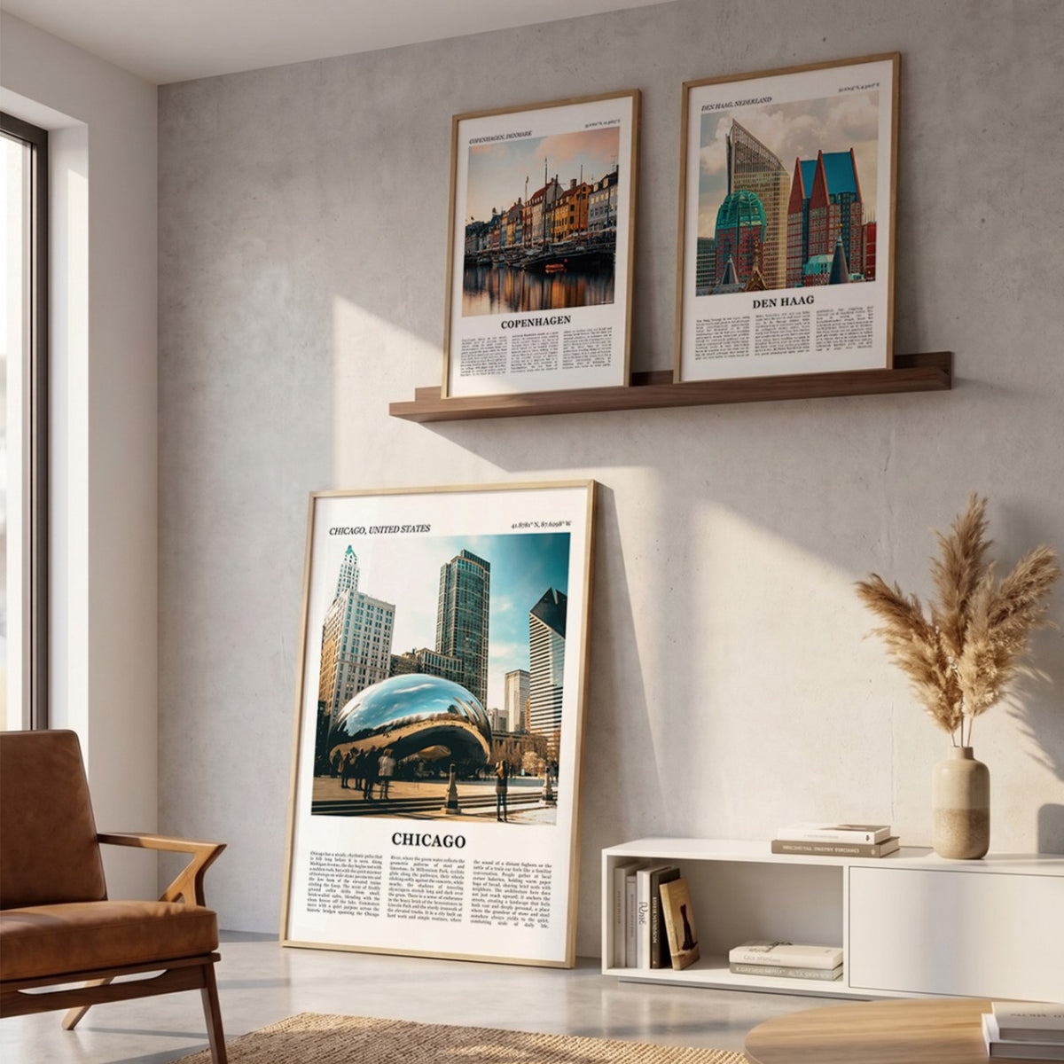 Drie ingelijste posters boven de bank in de woonkamer met Chicago Fotoposter – Kleur in het groot