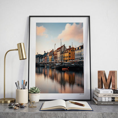 Kopenhagen Klassiek fotoposter op bureau in kamer - Kleur