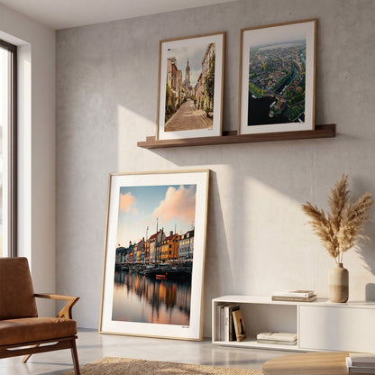 Drie fotoposters in woonkamer interieur - Kleur