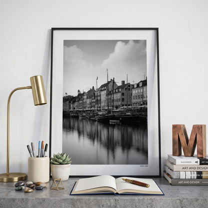 Kopenhagen Klassiek fotoposter op bureau in kamer - Zwart-Wit