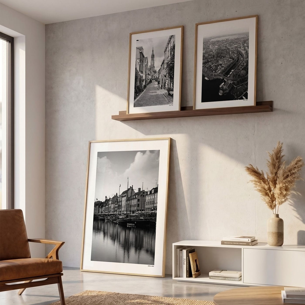 Drie fotoposters in woonkamer interieur - Zwart-Wit