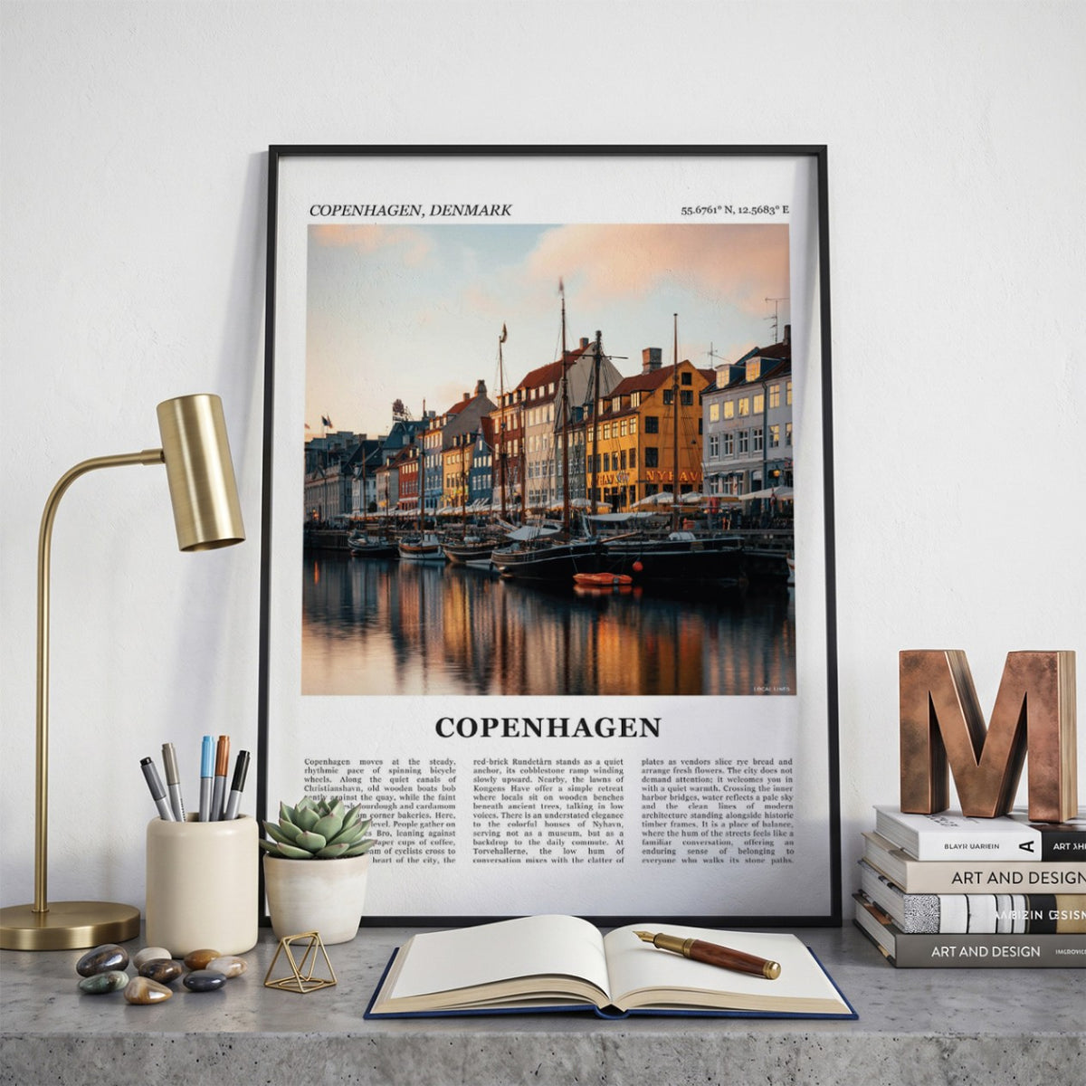 Ingelijste Kopenhagen Fotoposter – Kleur op een bureau in zwarte fotolijst