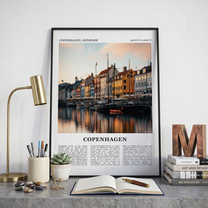 Ingelijste Kopenhagen Fotoposter – Kleur op een bureau in zwarte fotolijst