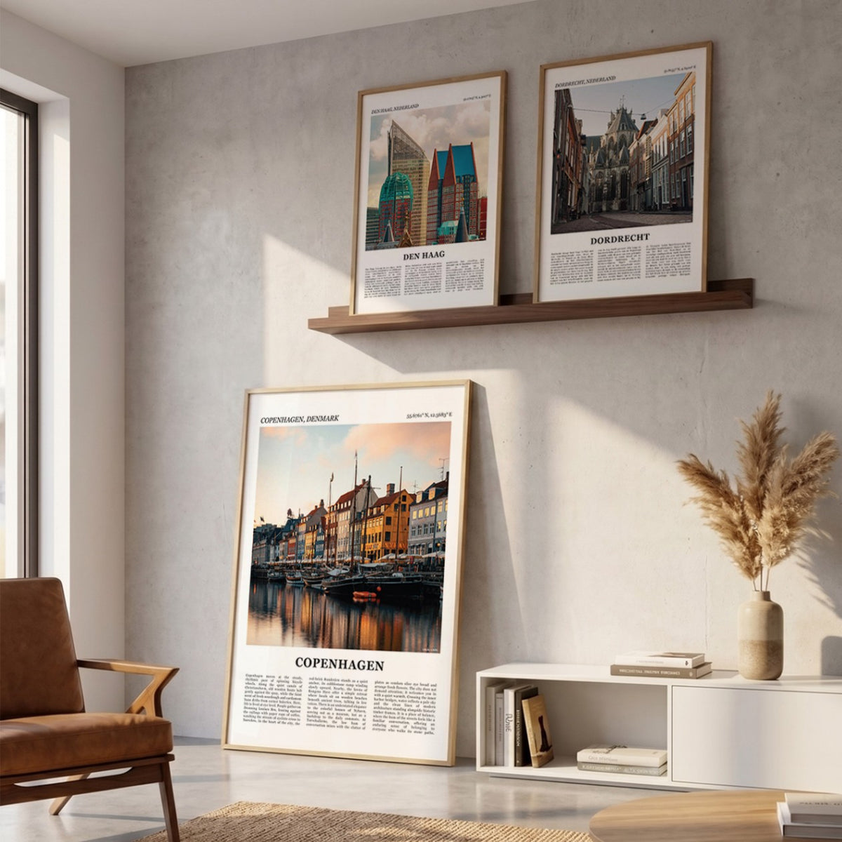 Drie ingelijste posters boven de bank in de woonkamer met Kopenhagen Fotoposter – Kleur in het groot